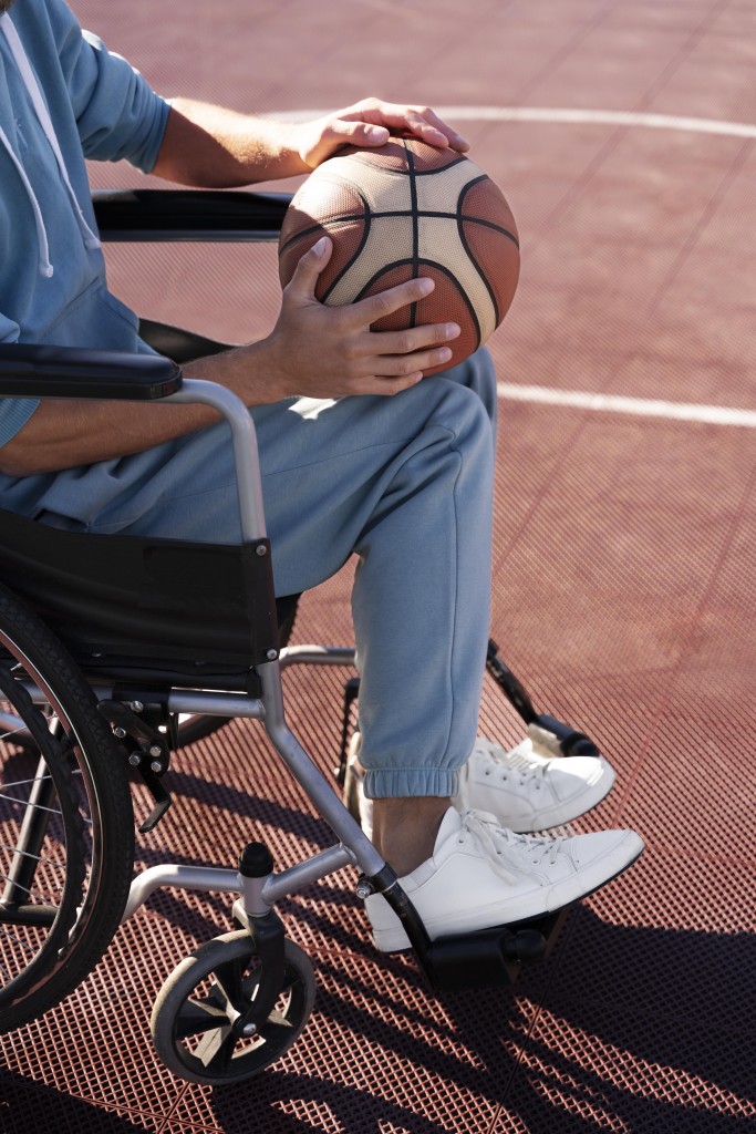 gros-plan-homme-handicape-fauteuil-roulant